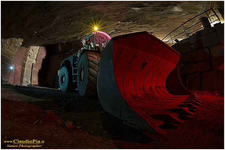 miniera, grotte, Esplorando vecchie miniere abbandonate, Val Fontanabuona, mines, concrection, scraper, ruspa, caves, grotta, mine, cave